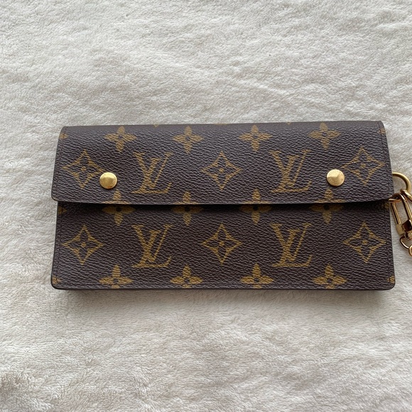 Authentic LV Louis Vuitton Monogram Accordion wallet with chain - Picture 2 of 8
